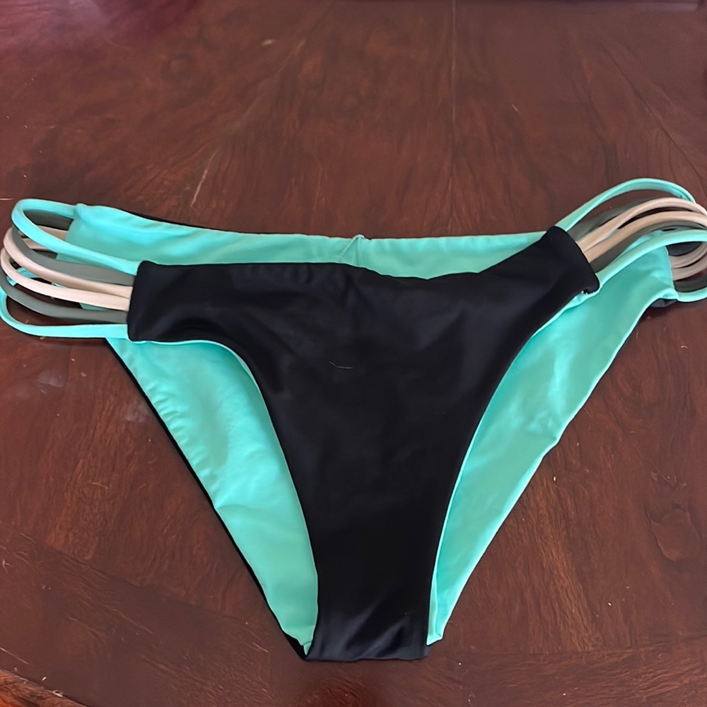 Women’s L*Space Black & Sky Strappy Bikini Bottoms. Super soft! Size M.